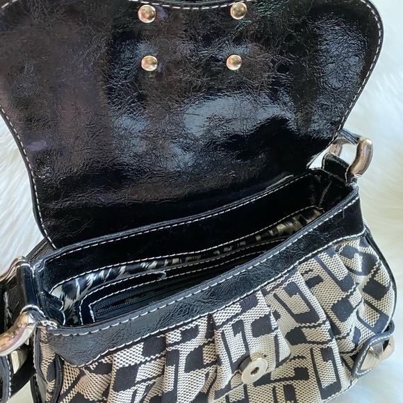 GUESS 💯% Authentic - Picture 8 of 13